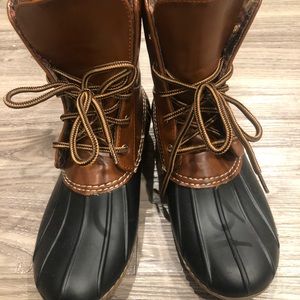 Women’s Winter Duck Boots! Stylish inner lining and great for the Season